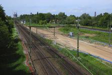 900401 Gezicht op de spoorlijn Utrecht-'s-Hertogenbosch te Utrecht, bij Lunetten Aansluiting, vanaf het viaduct in de ...